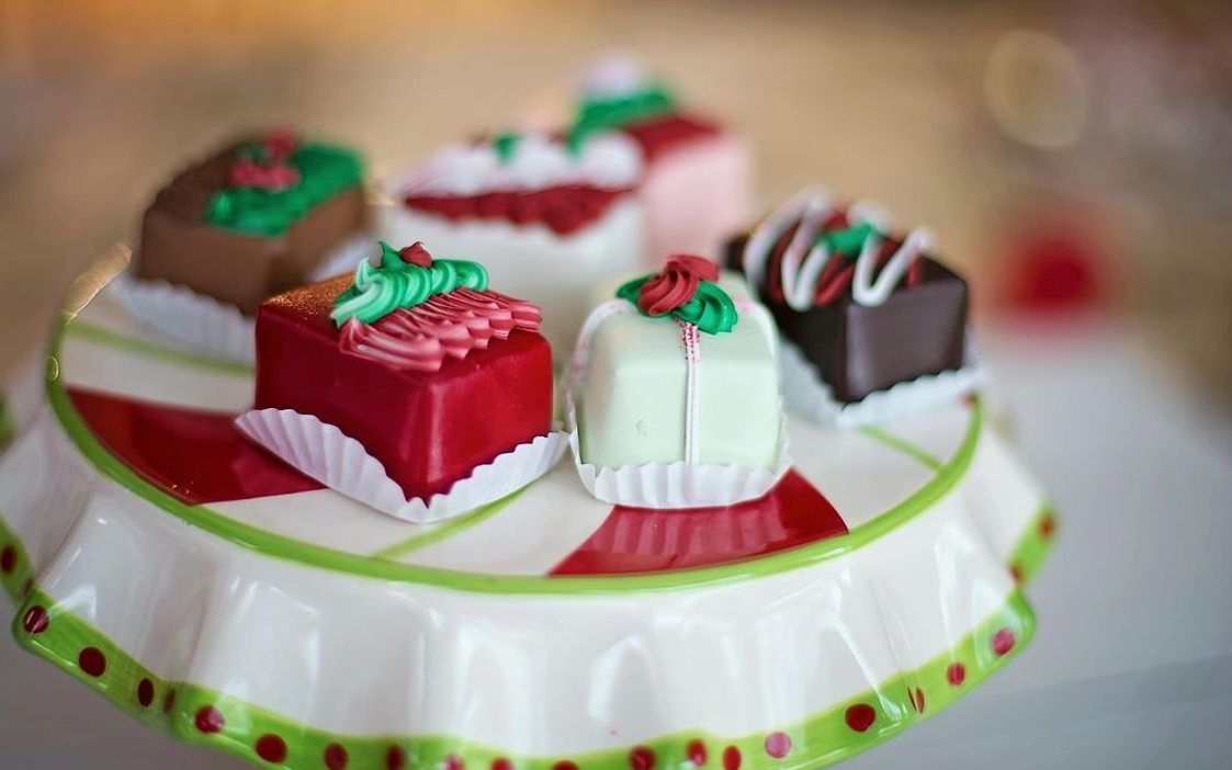 Una taza de postres con chocolate decorado con arte latte