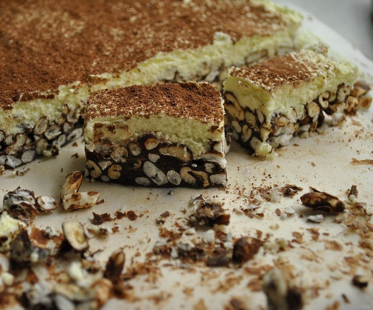 Manos preparando moldes para chocolate con cacao artesanal